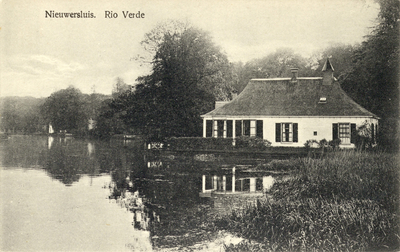 13817 Gezicht op de Vecht en de voorgevel van het huis Rio Verde (Rijksstraatweg 28) te Nieuwersluis (gemeente Loenen ...